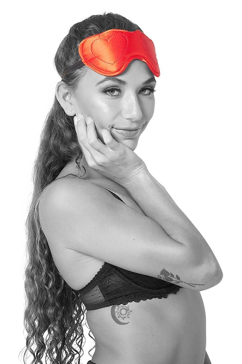 Maska na oczy satynowa Sportsheets Amor – czerwona