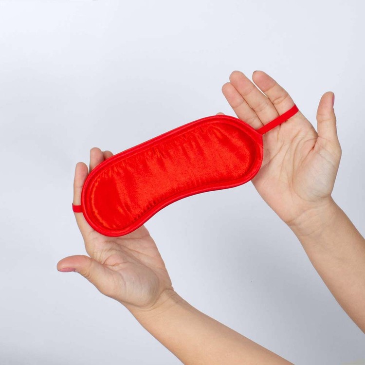 Opaska na oczy Red Blindfold – satynowa czerwień zmysłów